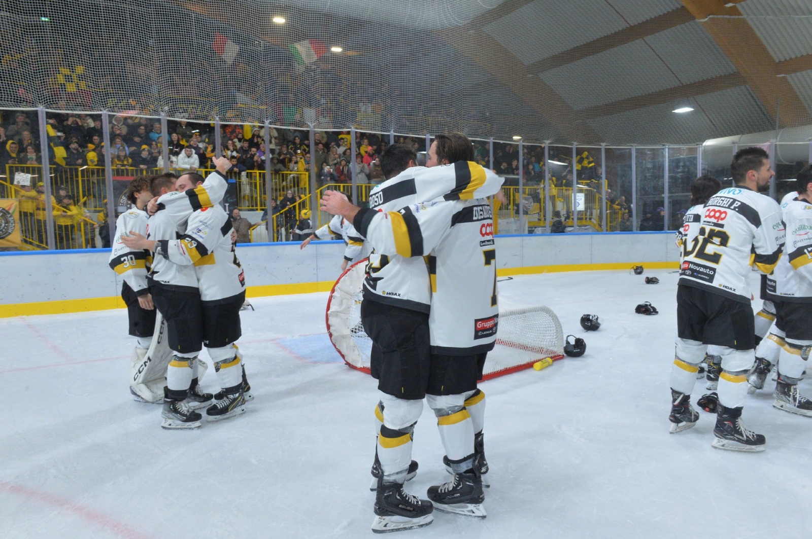 VARESE. HOCKEY. COPPA ITALIA. FINALS FOUR. FINALE HCMV VARESE HOCKEY - SV KALTERN ROTHOBLASS CALDARO NELLA FOTO FINALE FESTEGGIAMENTI