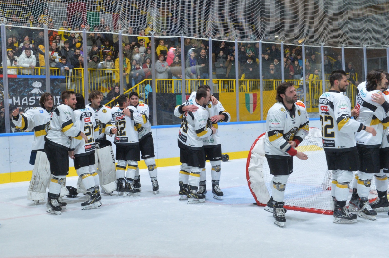 VARESE. HOCKEY. COPPA ITALIA. FINALS FOUR. FINALE HCMV VARESE HOCKEY - SV KALTERN ROTHOBLASS CALDARO NELLA FOTO FINALE FESTEGGIAMENTI