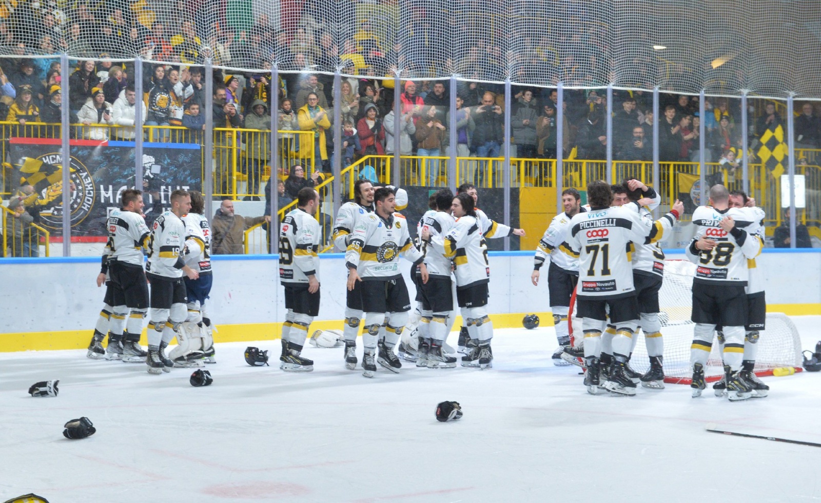 VARESE. HOCKEY. COPPA ITALIA. FINALS FOUR. FINALE HCMV VARESE HOCKEY - SV KALTERN ROTHOBLASS CALDARO NELLA FOTO FINALE FESTEGGIAMENTI