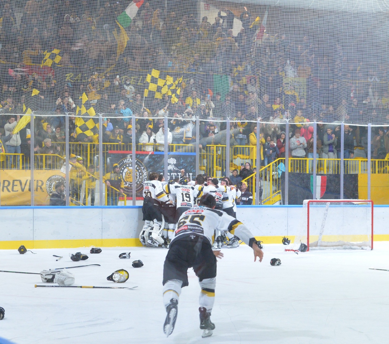 VARESE. HOCKEY. COPPA ITALIA. FINALS FOUR. FINALE HCMV VARESE HOCKEY - SV KALTERN ROTHOBLASS CALDARO NELLA FOTO FINALE FESTEGGIAMENTI