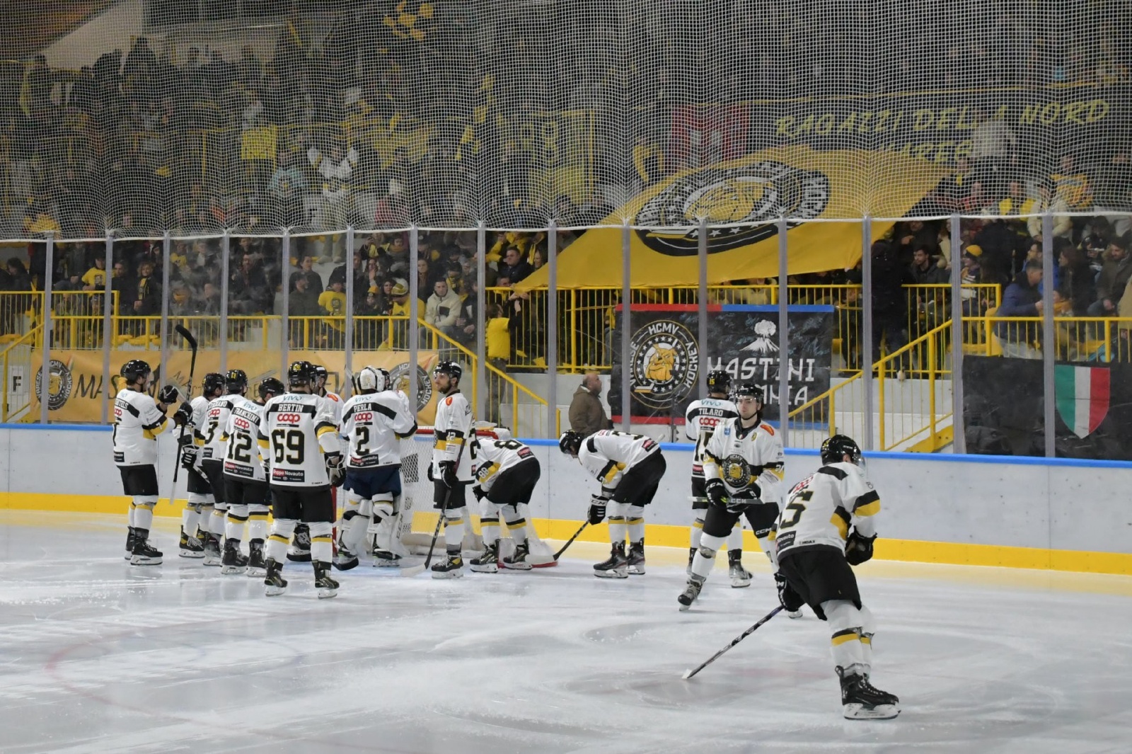 VARESE. HOCKEY. COPPA ITALIA. FINALS FOUR. FINALE HCMV VARESE HOCKEY - SV KALTERN ROTHOBLASS CALDARO NELLA FOTO INIZIO PARTITA