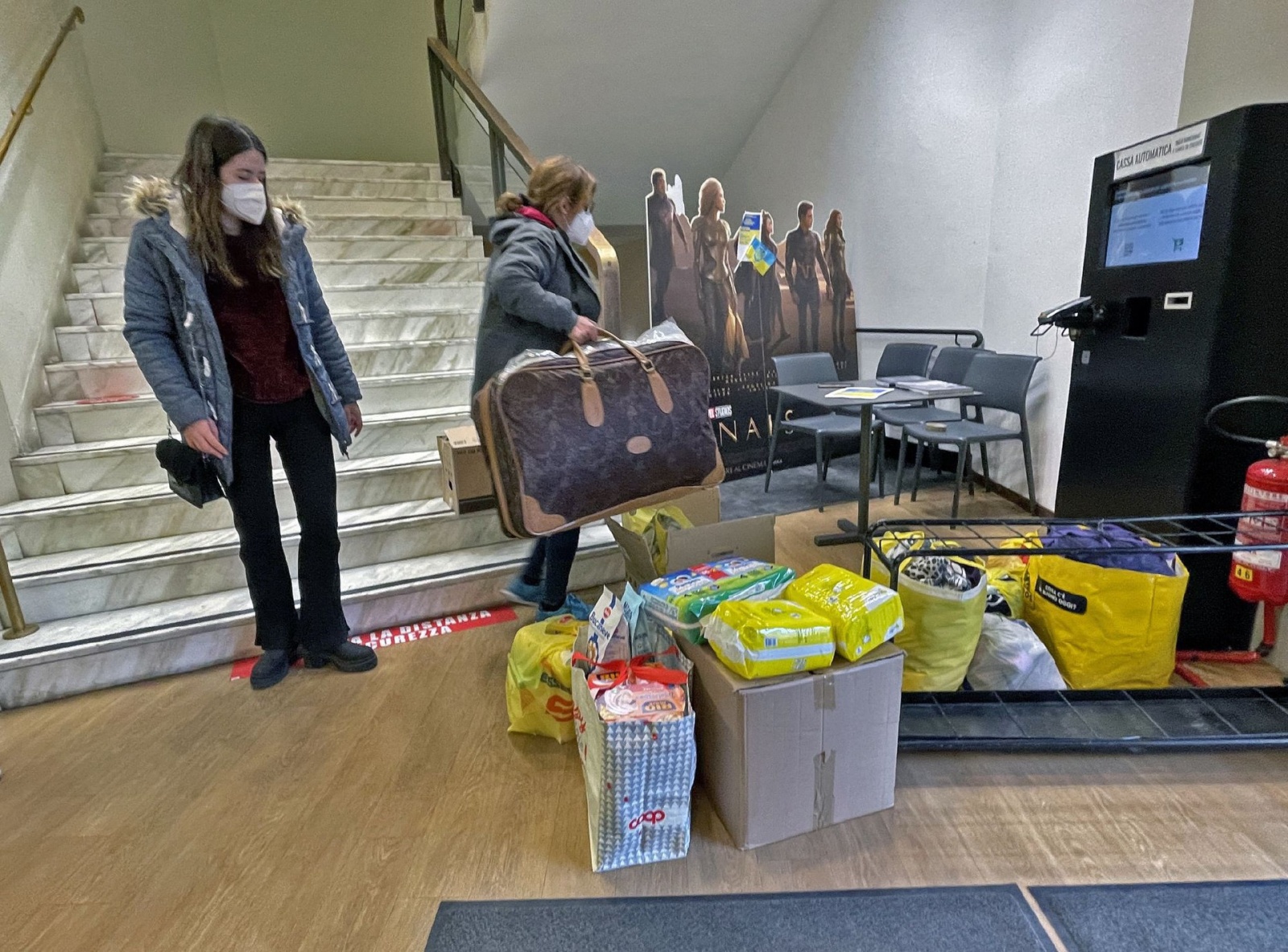 VARESE RACCOLTA ABITI E ALIMENTI PER UCRAINA AL MIV