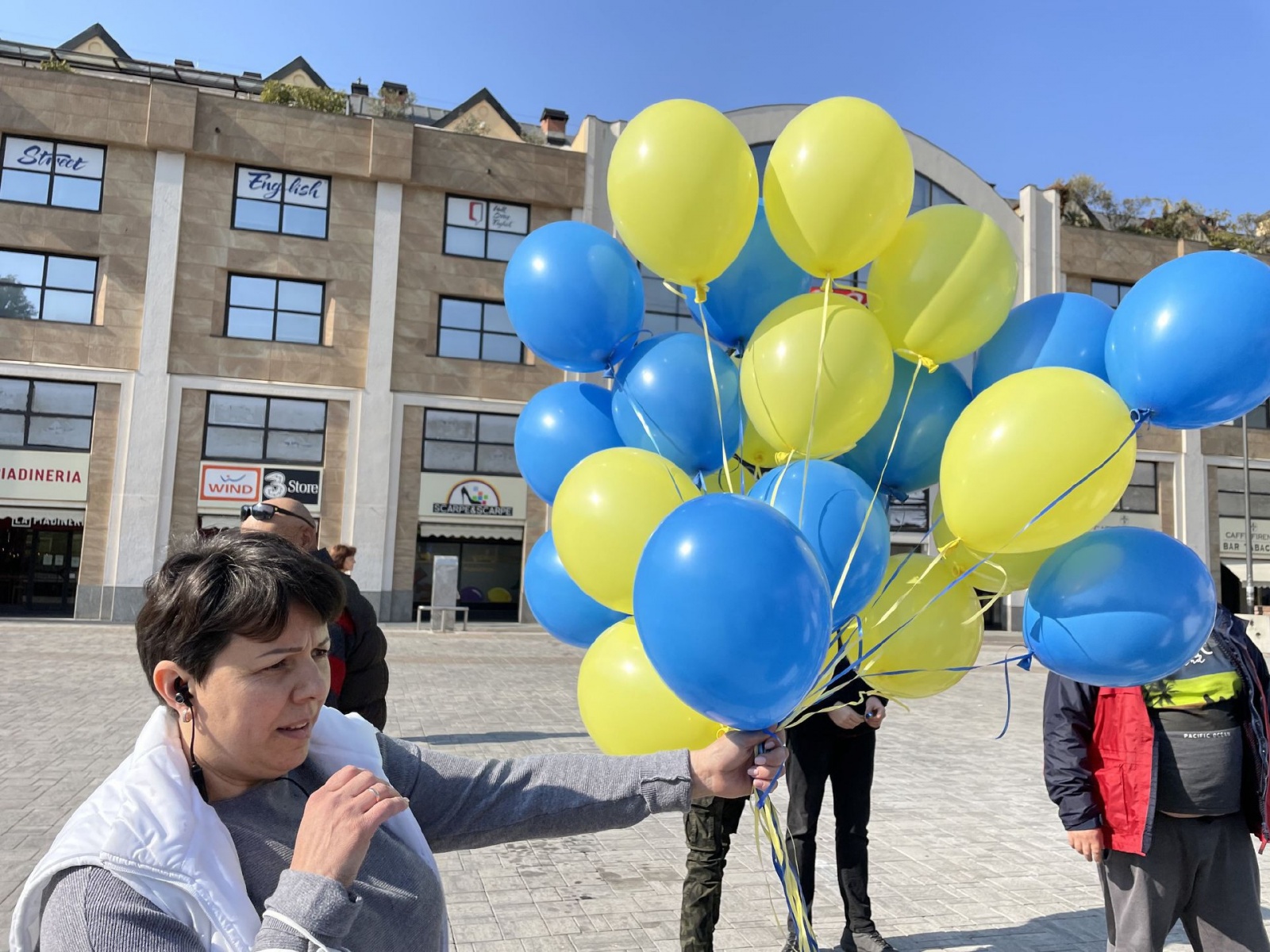 VARESE MANIFESTAZIONE CONTRO LA GUERRA IN UCRAINA, A SOSTEGNO DEL POPOLO UCRAINO IN PIAZZA REPUBBLICA
