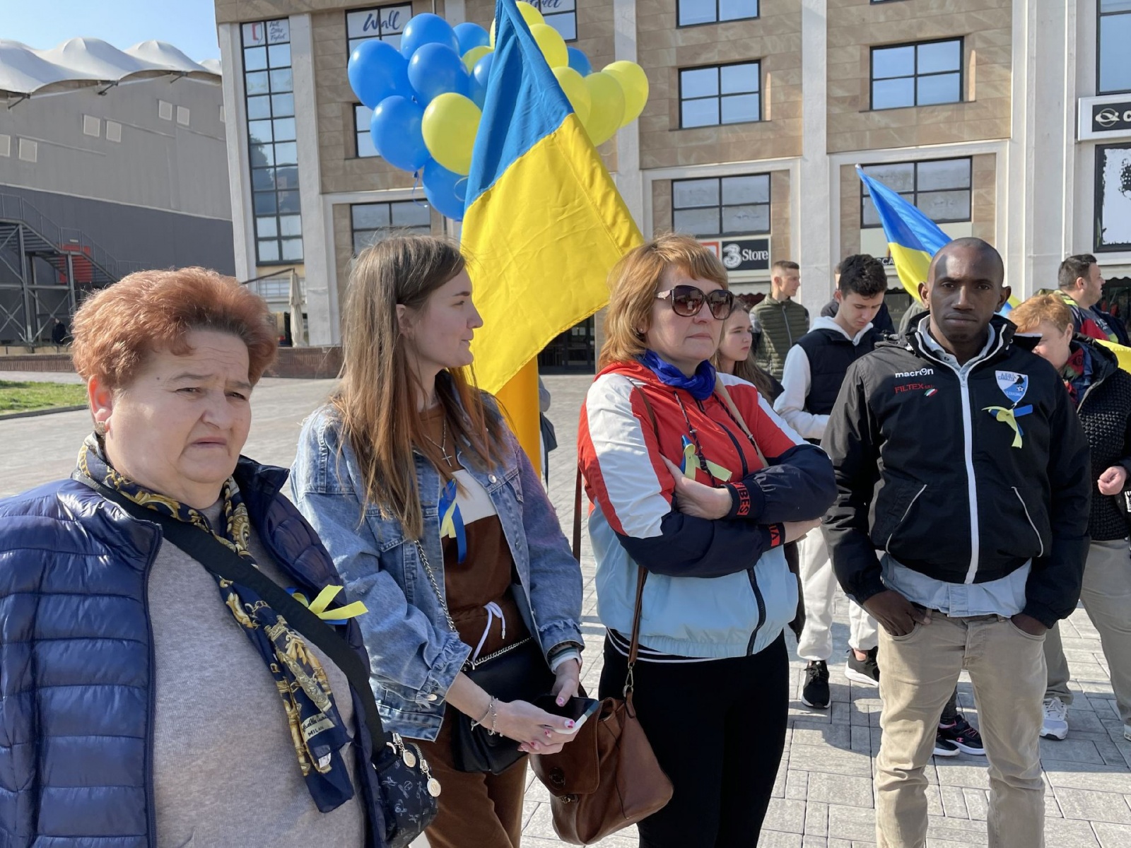 VARESE MANIFESTAZIONE CONTRO LA GUERRA IN UCRAINA, A SOSTEGNO DEL POPOLO UCRAINO IN PIAZZA REPUBBLICA