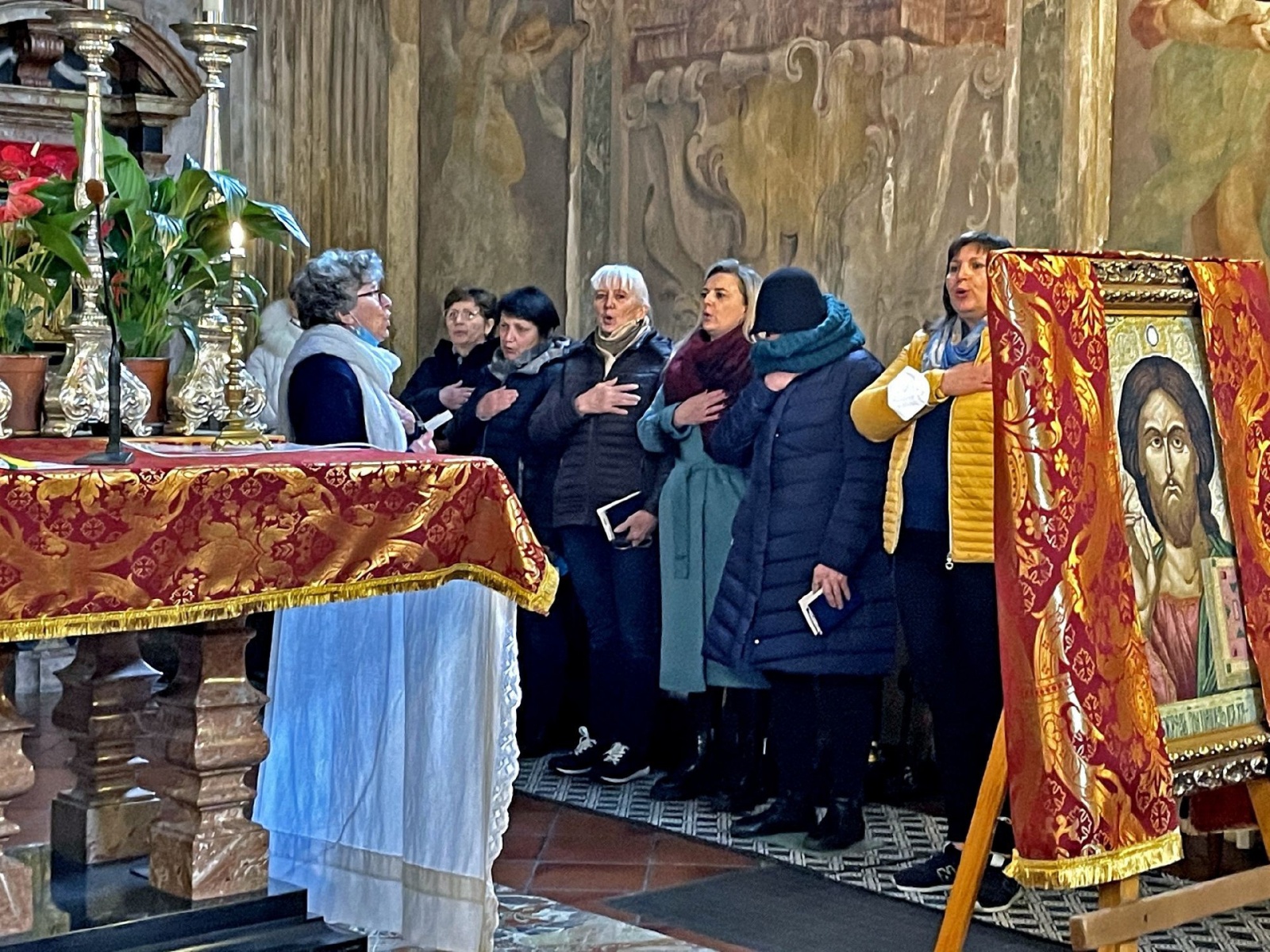 VARESE MESSA COMUNITA’ UCRAINA IN RITO BIZANTINO NELLA CHIESA DI SAN MARTINO, CELEBRATA DA PADRE VOLODYMYR MISTERMAN NELLA FOTO IL CORO DI DONNE UCRAINE CANTA L’INNO NAZIONALE ALLA FINE DELLA MESSA