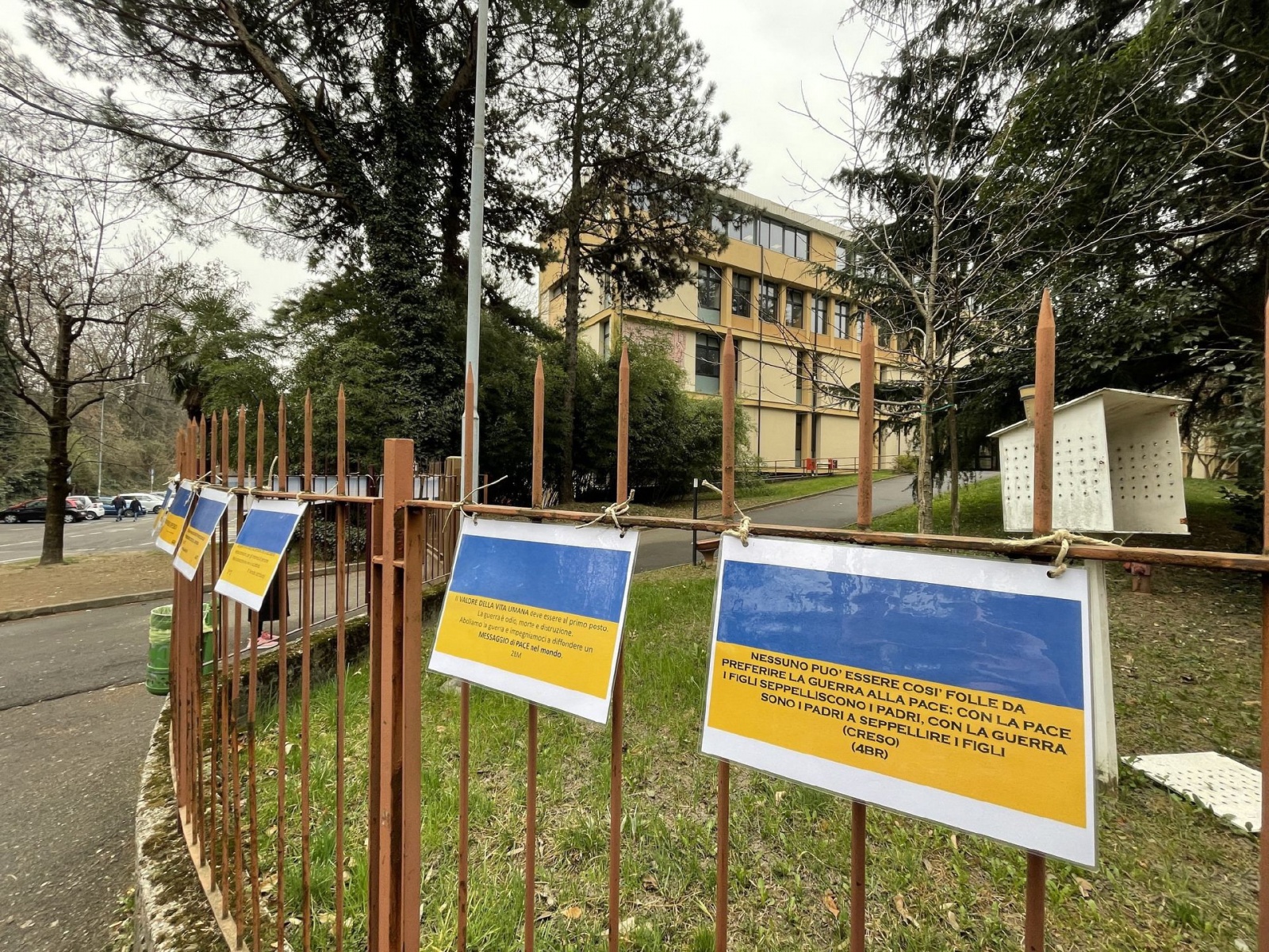 VARESE CARTELLI CON I COLORI DELLA BANDIERA UCRAINA E FRASI AFFISSI SULLA CANCELLATA DELL’ISIS DAVERIO IN VIA XXV APRILE