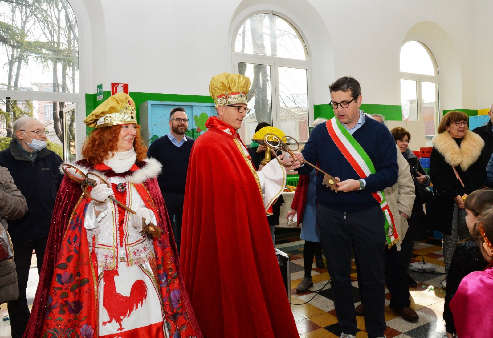 GALLARATE VINCENZO DÕALESIO RE RISOTTO E REGINA LUGANIGHETTA CONSEGNA CHIAVI PER INZIO CARNEVALE 2023 CON SINDACO CASSANI PRESSO ASILO VIA POMA