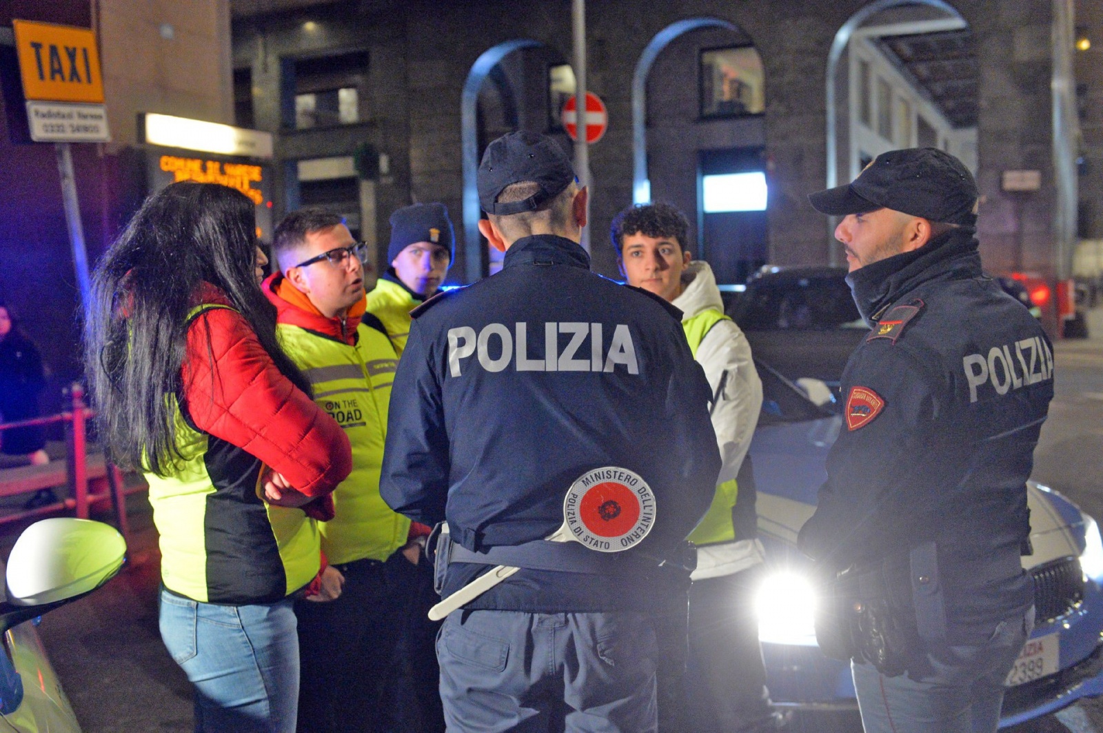 VARESE. PROGETTO ON THE ROAD, GIOVANI CON LE FORZE DELL’ORDINE DURANTE CONTROLLI STRADALI. PIAZZA MONTE GRAPPA CON POLIZIA LOCALE, POLIZIA DI STATO, GUARDIA DI FINANZA E CARABINIERI