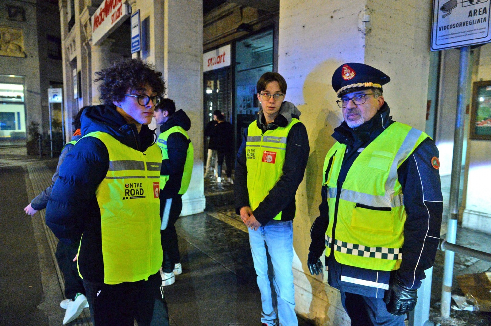 VARESE. PROGETTO ON THE ROAD, GIOVANI CON LE FORZE DELL’ORDINE DURANTE CONTROLLI STRADALI. PIAZZA MONTE GRAPPA CON POLIZIA LOCALE, POLIZIA DI STATO, GUARDIA DI FINANZA E CARABINIERI