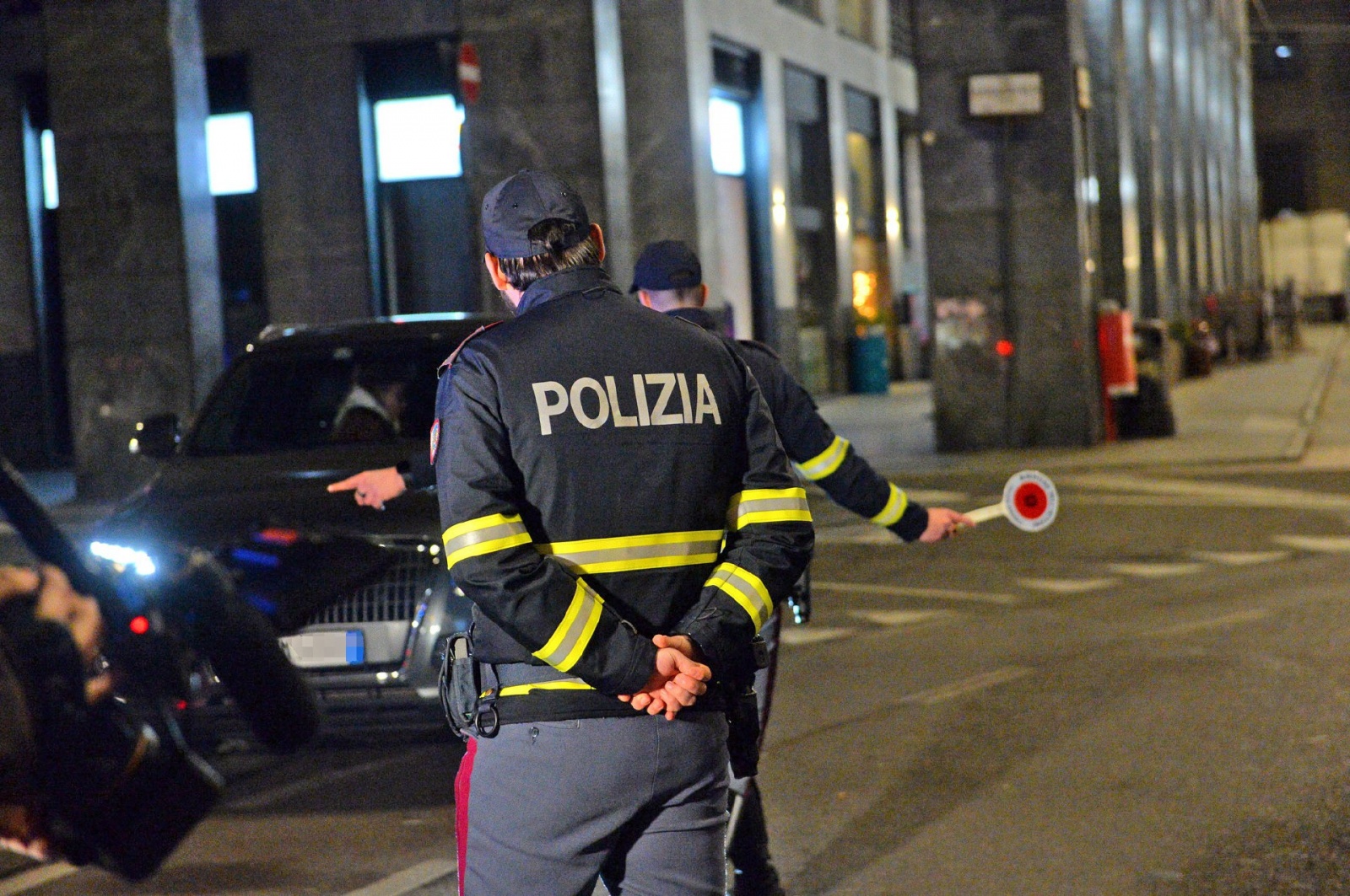 VARESE. PROGETTO ON THE ROAD, GIOVANI CON LE FORZE DELL’ORDINE DURANTE CONTROLLI STRADALI. PIAZZA MONTE GRAPPA CON POLIZIA LOCALE, POLIZIA DI STATO, GUARDIA DI FINANZA E CARABINIERI