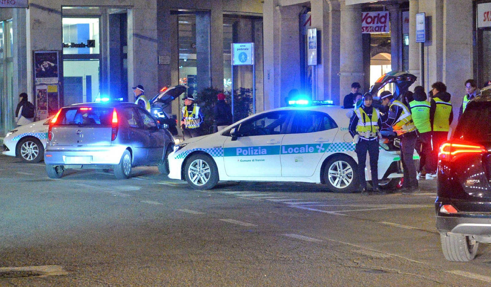 VARESE. PROGETTO ON THE ROAD, GIOVANI CON LE FORZE DELL’ORDINE DURANTE CONTROLLI STRADALI. PIAZZA MONTE GRAPPA CON POLIZIA LOCALE, POLIZIA DI STATO, GUARDIA DI FINANZA E CARABINIERI