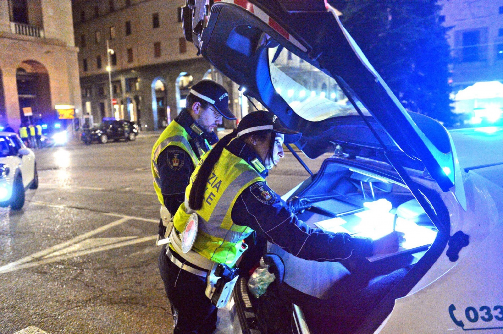 VARESE. PROGETTO ON THE ROAD, GIOVANI CON LE FORZE DELL’ORDINE DURANTE CONTROLLI STRADALI. PIAZZA MONTE GRAPPA CON POLIZIA LOCALE, POLIZIA DI STATO, GUARDIA DI FINANZA E CARABINIERI