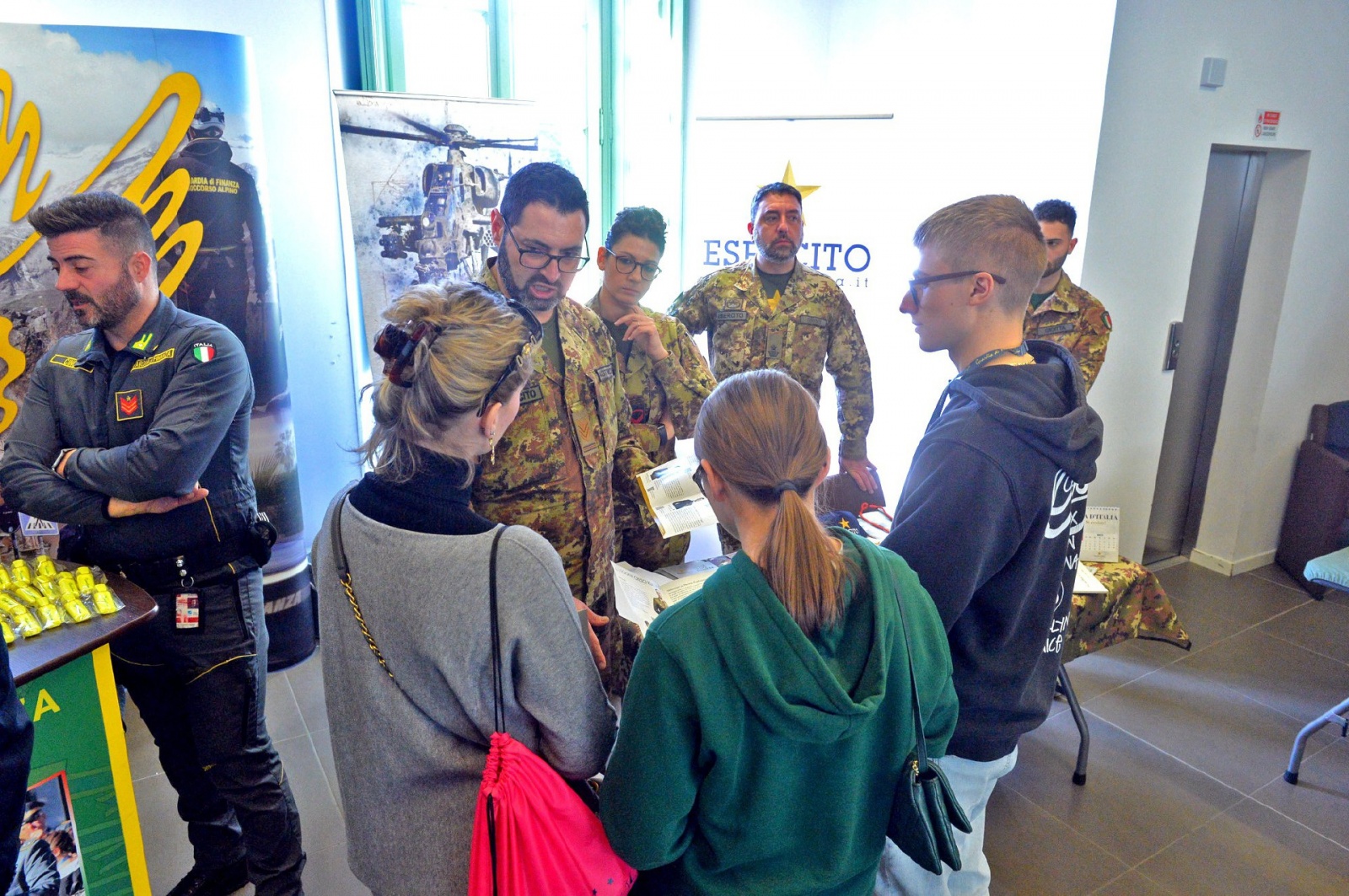 VARESE. SEMINARIO MATCHING SCUOLA IMPRESA VILLE PONTI NELLA FOTO STAND ESERCITO