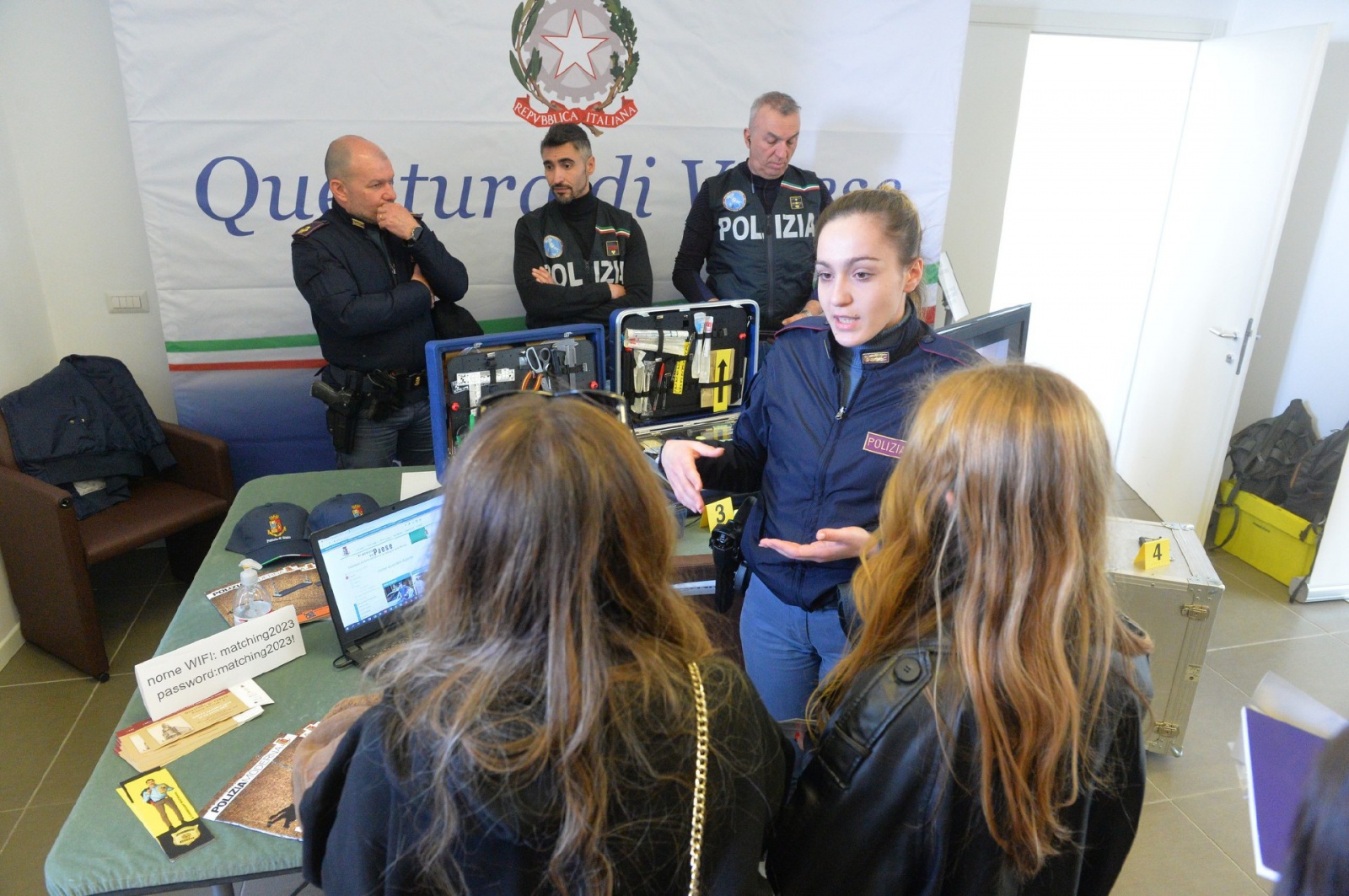 VARESE. SEMINARIO MATCHING SCUOLA IMPRESA VILLE PONTI NELLA FOTO STAND POLIZIA DI STATO