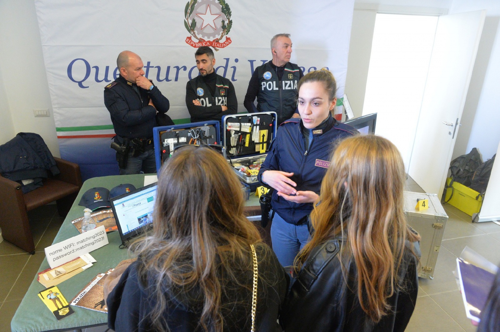 VARESE. SEMINARIO MATCHING SCUOLA IMPRESA VILLE PONTI NELLA FOTO STAND POLIZIA DI STATO