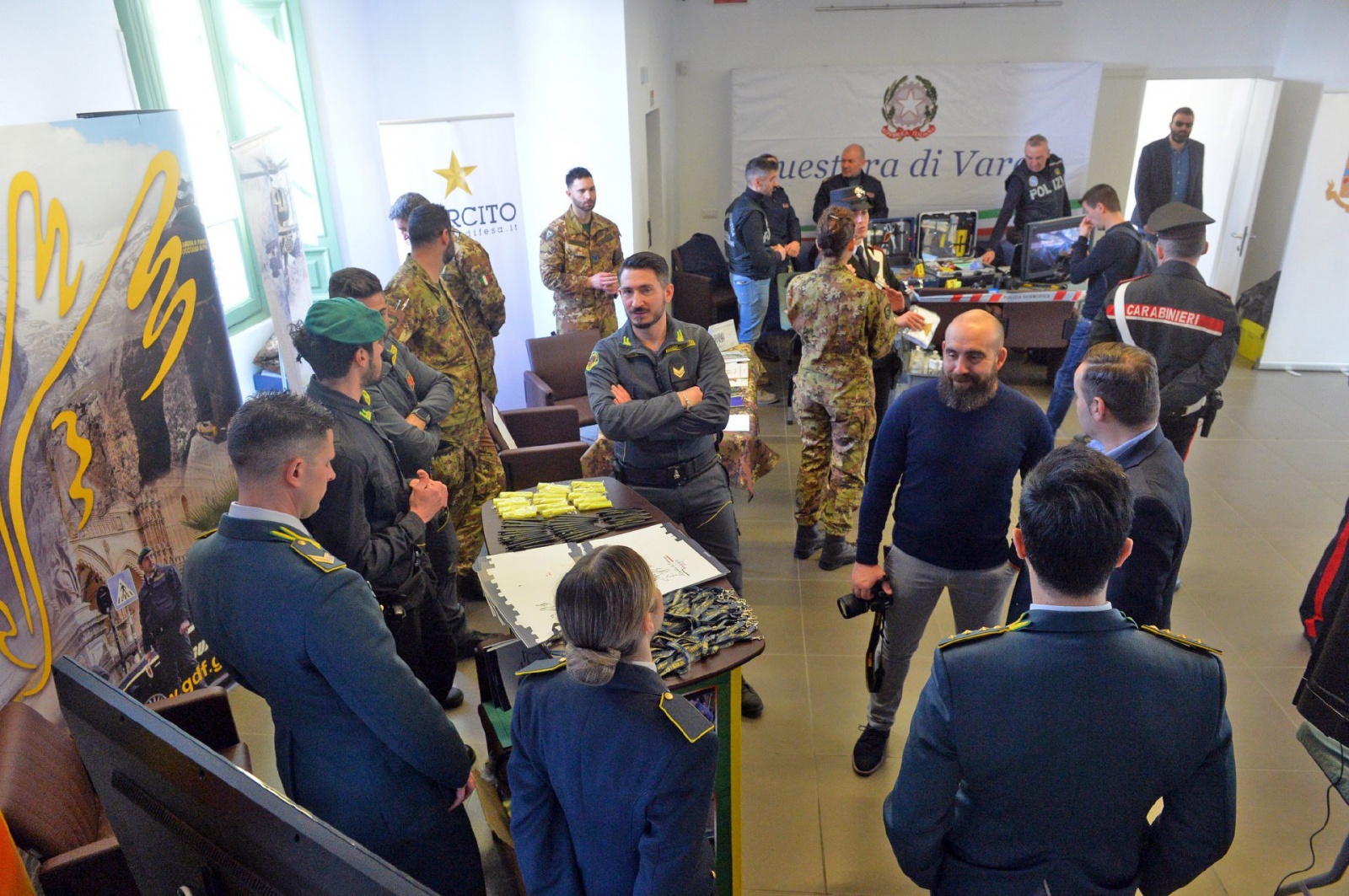 VARESE. SEMINARIO MATCHING SCUOLA IMPRESA VILLE PONTI NELLA FOTO STAND FORZE DELL’ORDINE