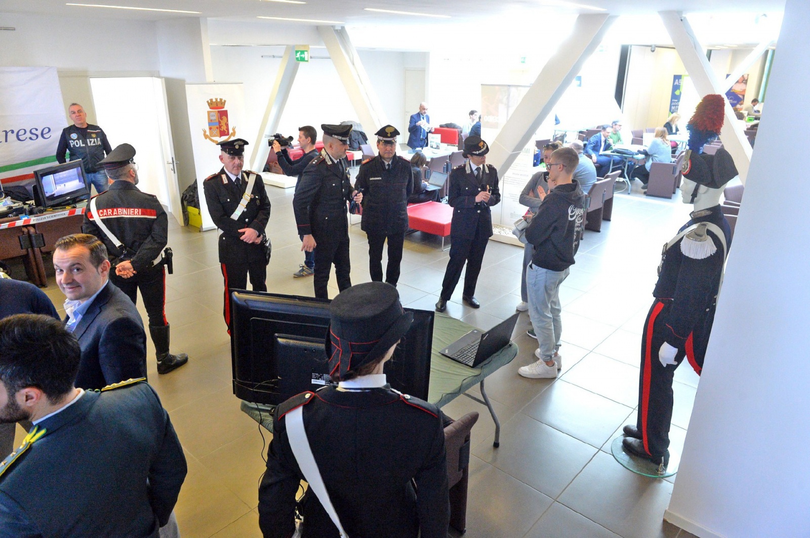 VARESE. SEMINARIO MATCHING SCUOLA IMPRESA VILLE PONTI NELLA FOTO STAND ARMA DEI CARABINIERI
