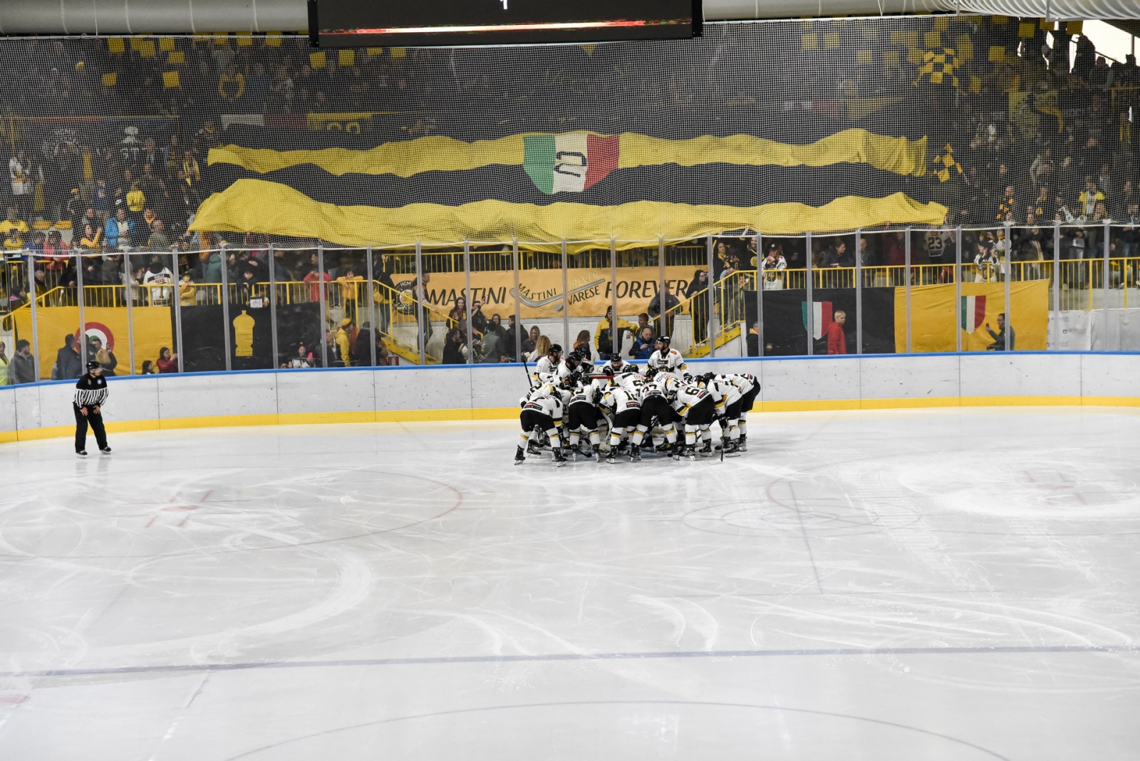 VARESE. HOCKEY. FINALE PLAY OFF GARA 7. HCMV VARESE-SV KALTERN CALDARO ROTHOBLASS NELLA FOTO INGRESSO IN CAMPO