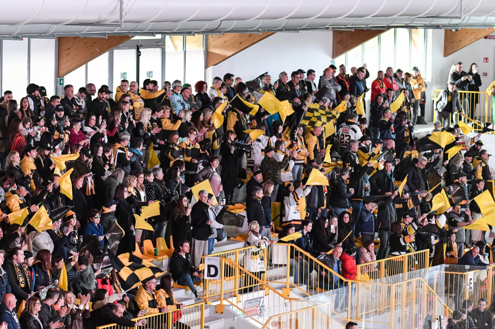 VARESE. HOCKEY. FINALE PLAY OFF GARA 7. HCMV VARESE-SV KALTERN CALDARO ROTHOBLASS NELLA FOTO PUBBLICO