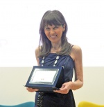 BUSTO ARSIZIO. BAFF 2023. ALCUNI DEI PROTAGONISTI DELLA SERIE “MARE FUORI” OSPITI DELLA SERATA INCONTRANO IL PUBBLICO NELLA FOTO LAURA DELLI COLLI, PRESIDENTE SINDACATO NAZIONALE GIORNALIASTI CINEMATOGRAFICI ITALIANI, CONSEGNA IL PREMIO LELLO BERSANI A AN