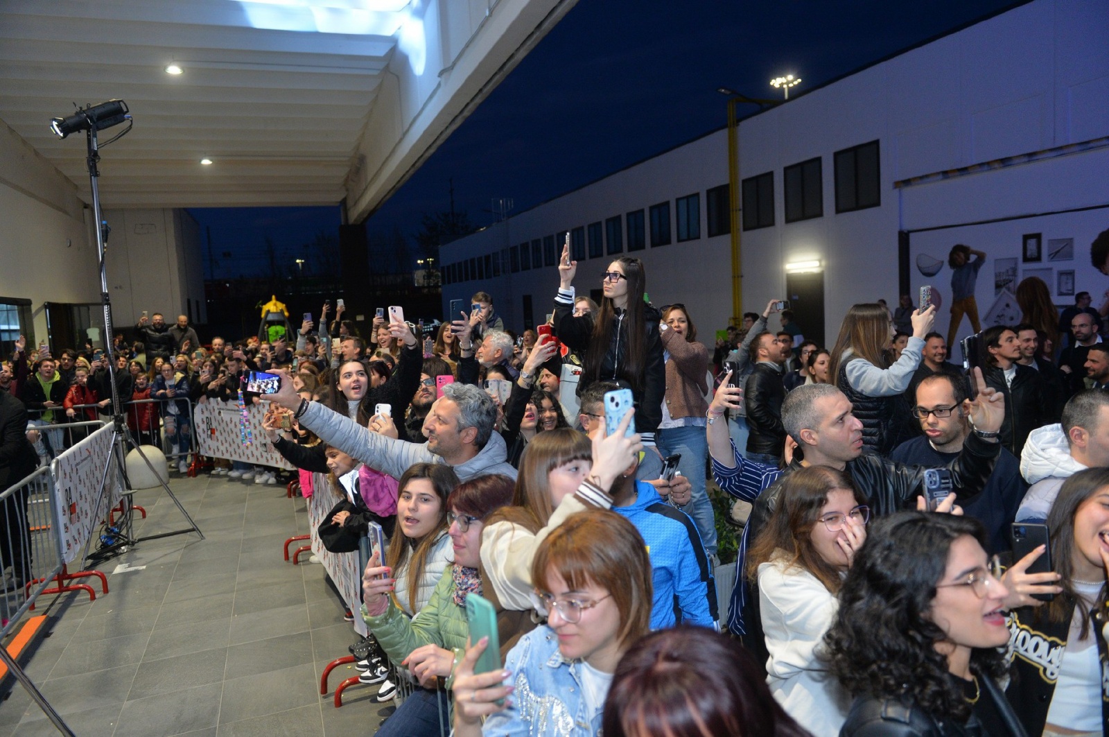 BUSTO ARSIZIO. BAFF 2023. ALCUNI DEI PROTAGONISTI DELLA SERIE ÒMARE FUORIÓ OSPITI DELLA SERATA INCONTRANO IL PUBBLICO NELLA FOTO PUBBLICO FANS AL RED CARPET