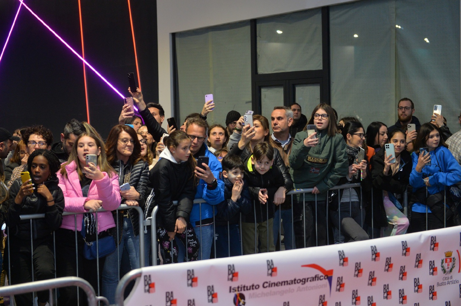 BUSTO ARSIZIO. BAFF 2023. ALCUNI DEI PROTAGONISTI DELLA SERIE ÒMARE FUORIÓ OSPITI DELLA SERATA INCONTRANO IL PUBBLICO NELLA FOTO PUBBLICO FANS AL RED CARPET