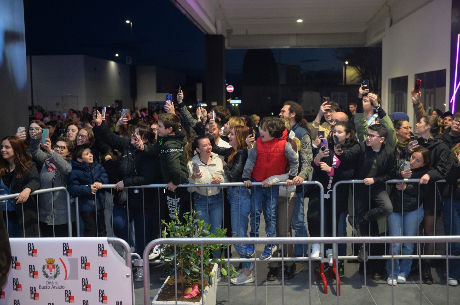 BUSTO ARSIZIO. BAFF 2023. ALCUNI DEI PROTAGONISTI DELLA SERIE ÒMARE FUORIÓ OSPITI DELLA SERATA INCONTRANO IL PUBBLICO NELLA FOTO PUBBLICO FANS AL RED CARPET