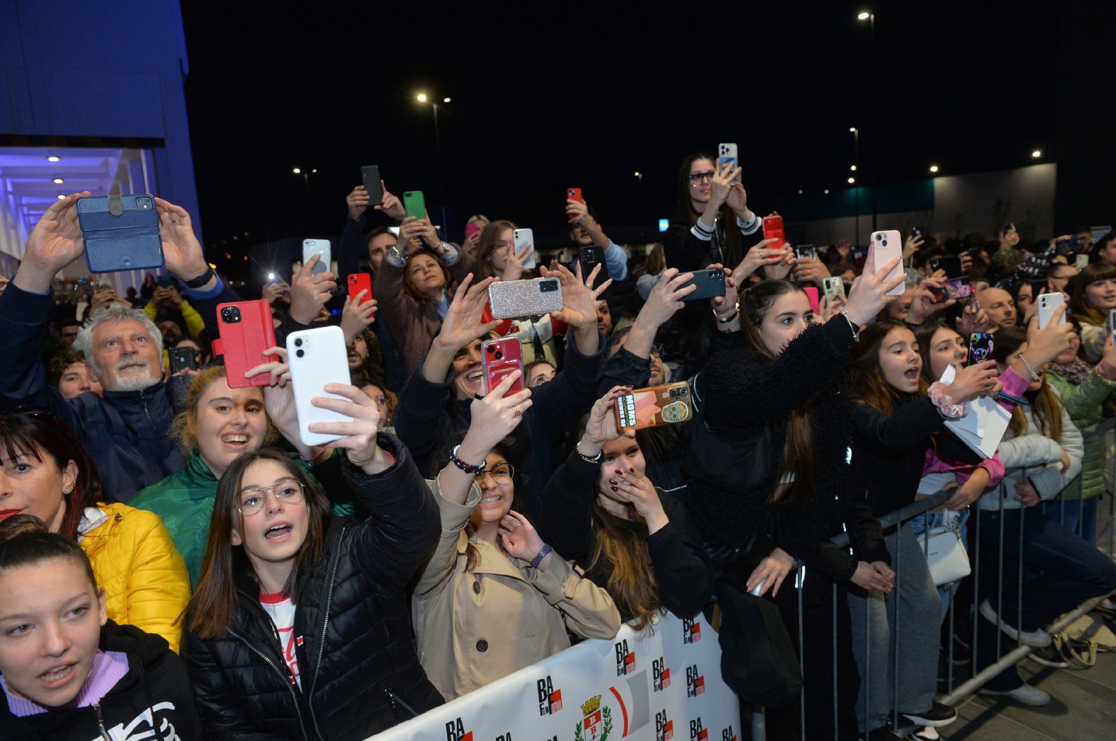 BUSTO ARSIZIO. BAFF 2023. ALCUNI DEI PROTAGONISTI DELLA SERIE ÒMARE FUORIÓ OSPITI DELLA SERATA INCONTRANO IL PUBBLICO NELLA FOTO PUBBLICO FANS AL RED CARPET
