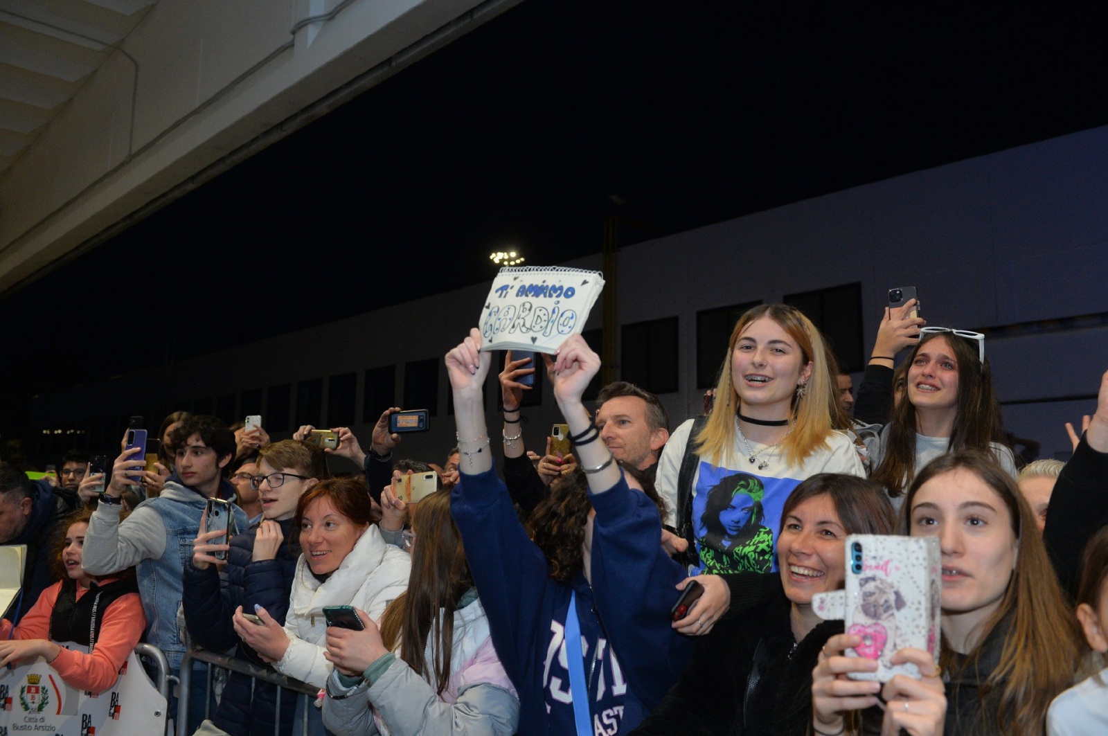 BUSTO ARSIZIO. BAFF 2023. ALCUNI DEI PROTAGONISTI DELLA SERIE ÒMARE FUORIÓ OSPITI DELLA SERATA INCONTRANO IL PUBBLICO NELLA FOTO PUBBLICO FANS AL RED CARPET