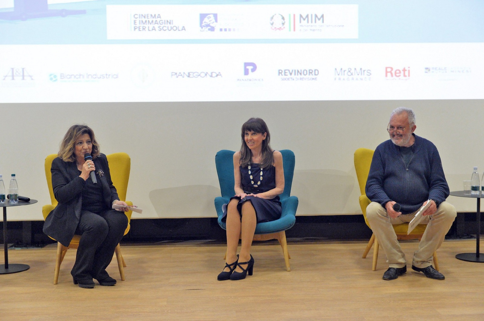 BUSTO ARSIZIO. BAFF 2023. ALCUNI DEI PROTAGONISTI DELLA SERIE “MARE FUORI” OSPITI DELLA SERATA INCONTRANO IL PUBBLICO NELLA FOTO LAURA DELLI COLLI, PRESIDENTE SINDACATO NAZIONALE GIORNALIASTI CINEMATOGRAFICI ITALIANI, CONSEGNA IL PREMIO LELLO BERSANI A AN
