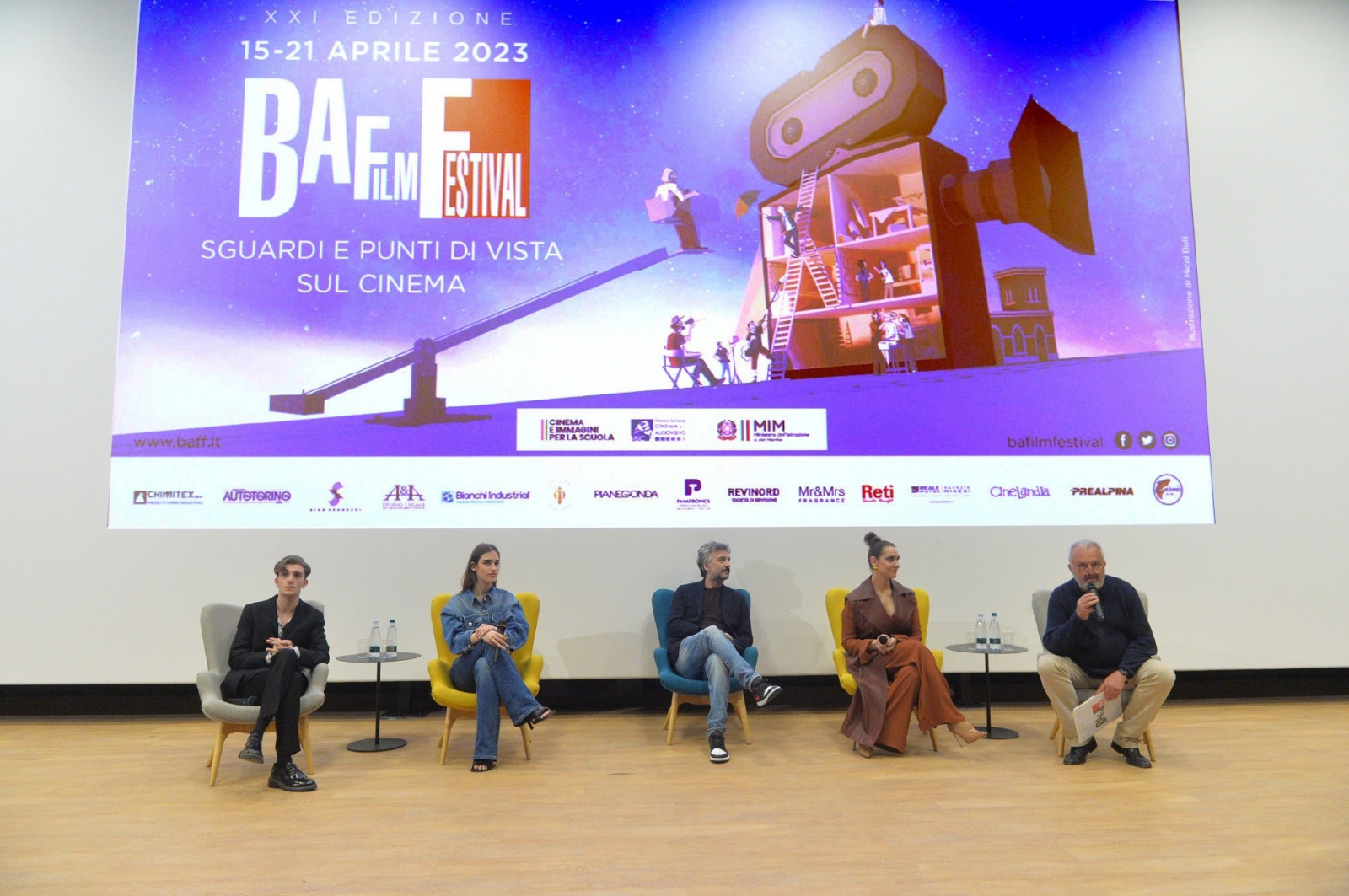 BUSTO ARSIZIO. BAFF 2023. ALCUNI DEI PROTAGONISTI DELLA SERIE “MARE FUORI” OSPITI DELLA SERATA INCONTRANO IL PUBBLICO NELLA FOTO I QUATTRO PROTAGONISTI DI MARE FUORI INTERVISTATI DA STEVE DELLA CASA