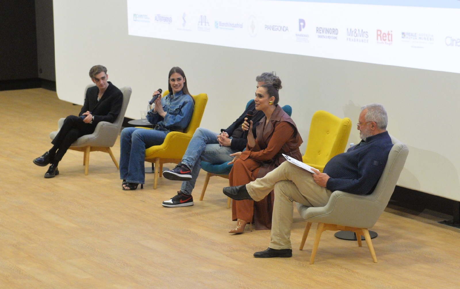 BUSTO ARSIZIO. BAFF 2023. ALCUNI DEI PROTAGONISTI DELLA SERIE ÒMARE FUORIÓ OSPITI DELLA SERATA INCONTRANO IL PUBBLICO NELLA FOTO I QUATTRO PROTAGONISTI DI MARE FUORI INTERVISTATI DA STEVE DELLA CASA