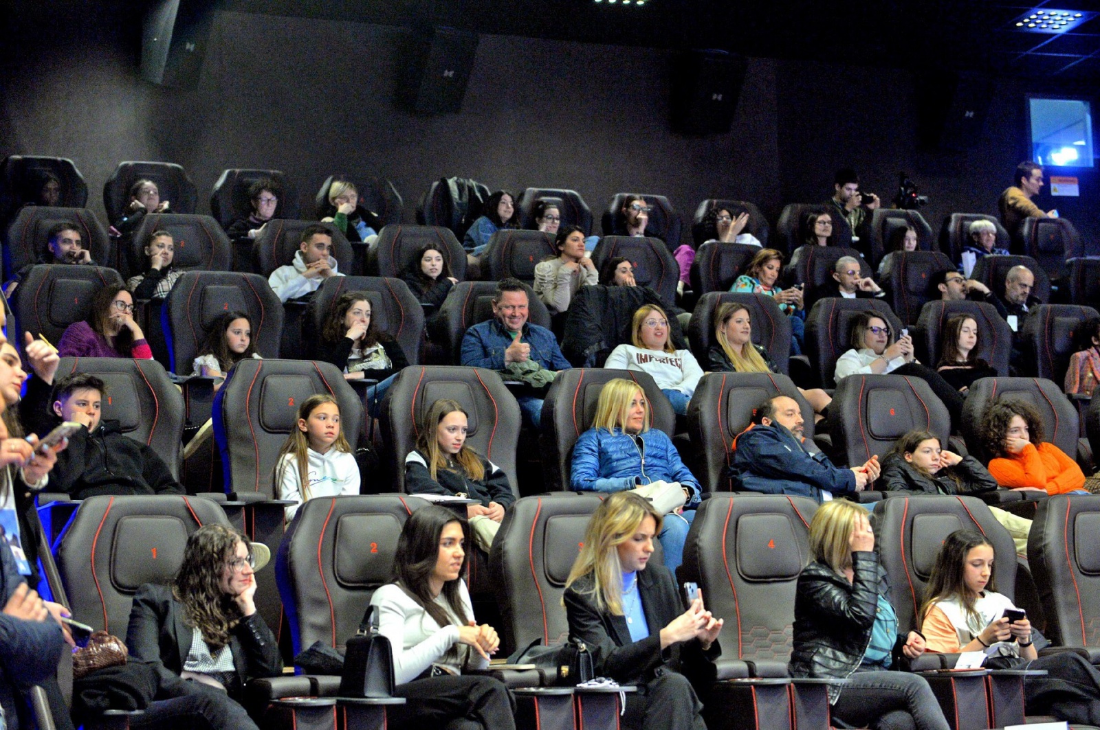 BUSTO ARSIZIO. BAFF 2023. ALCUNI DEI PROTAGONISTI DELLA SERIE “MARE FUORI” OSPITI DELLA SERATA INCONTRANO IL PUBBLICO NELLA FOTO PUBBLICO IN SALA