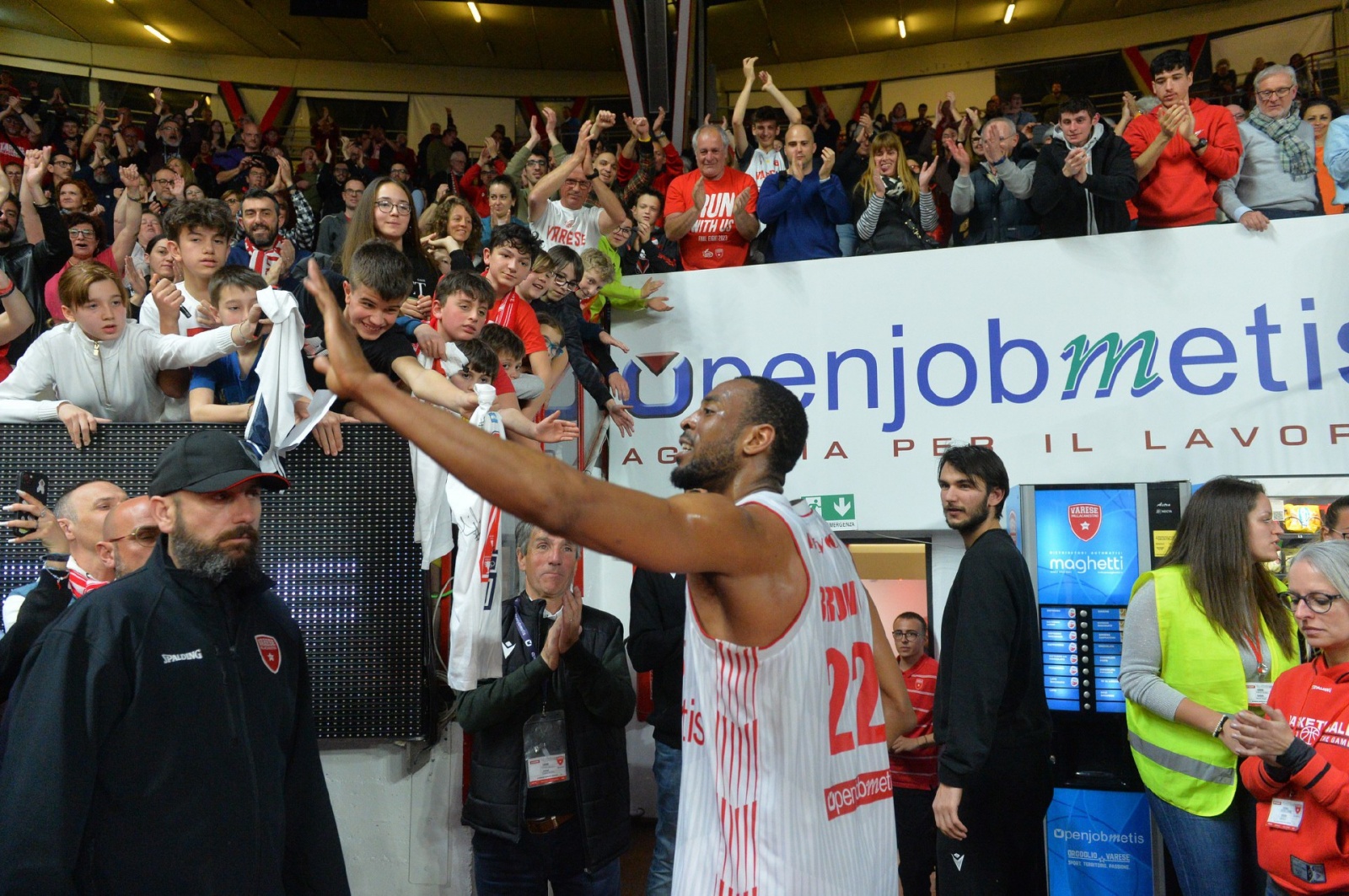 VARESE. BASKET LBA. OPENJOBMETIS VARESE-HAPPY CASA BRINDISI NELLA FOTO FINALE ESULTANZA BROWN