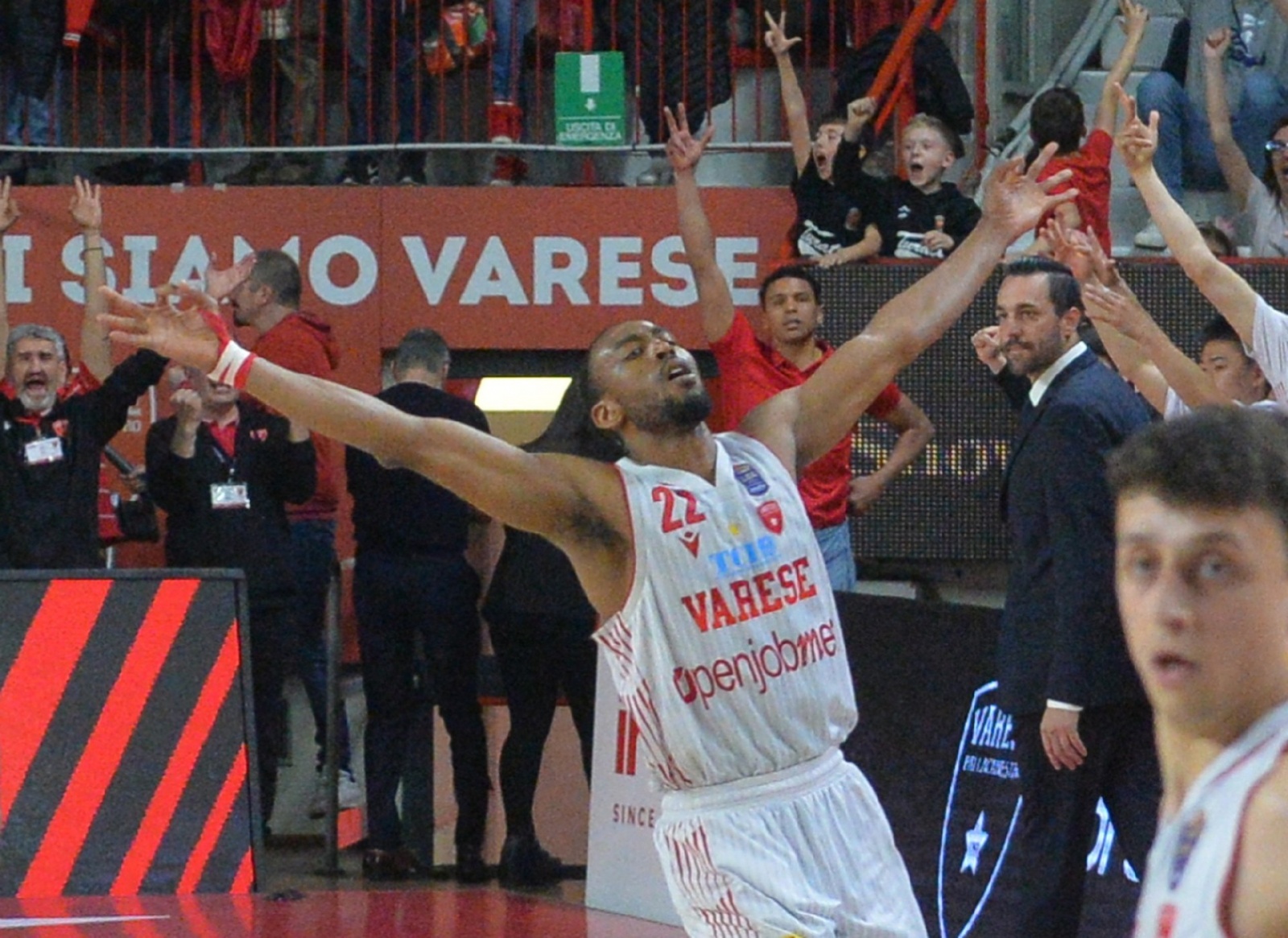 VARESE. BASKET LBA. OPENJOBMETIS VARESE-HAPPY CASA BRINDISI NELLA FOTO BROWN ESULTANTE