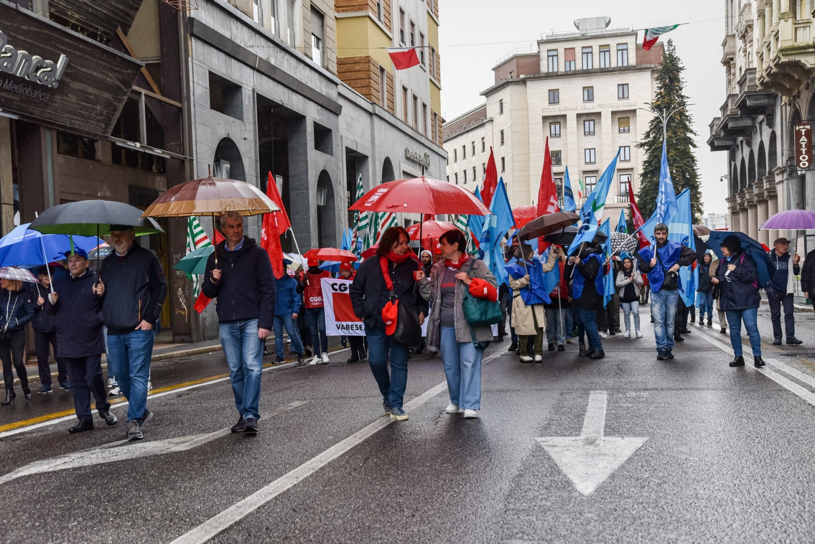 VARESE MANIFESTAZIONE PRIMO MAGGIO NELLA FOTO STEFANIA FILETTI, GALIMBERTI DAVIDE, TANIA SCACCHETTI