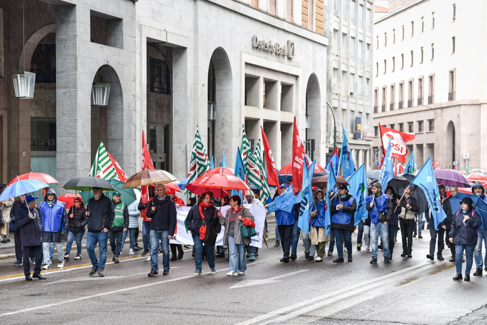 VARESE MANIFESTAZIONE PRIMO MAGGIO NELLA FOTO STEFANIA FILETTI, GALIMBERTI DAVIDE, TANIA SCACCHETTI
