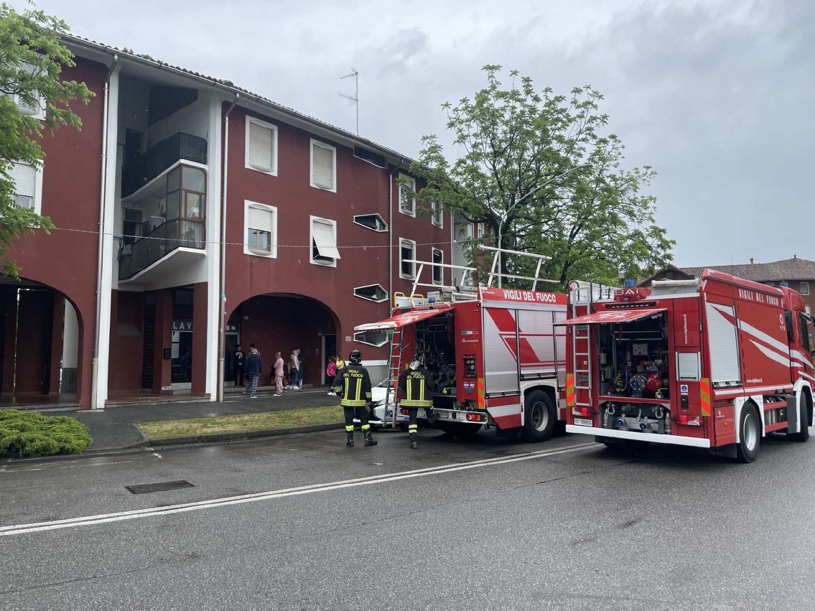BUSTO ARSIZIO VIGILI DEL FUOCO INCENDIO ABITAZIONE IN PIAZZA S.ANNA A BUSTO