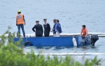 SESTO CALENDE. OPERAZIONE RECUPERO BARCA AFFONDATA IN LOCALITAÕ LISANZA NELLA FOTO SOPRALLUOGO PROCURATORE NOCERINO, COLONNELLO PIASENTIN E CAPITANO CONVERTINO