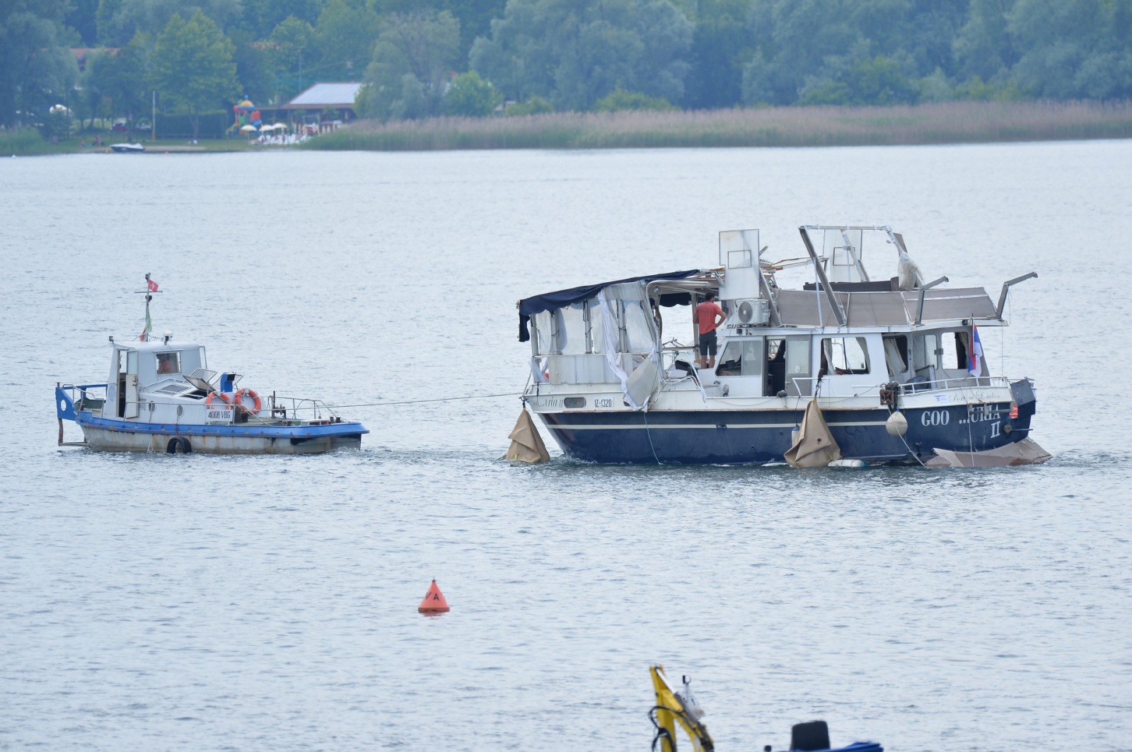 SESTO CALENDE. OPERAZIONE RECUPERO BARCA AFFONDATA IN LOCALITAÕ LISANZA NELLA FOTO LA BARCA VIENE TRAINATA VERSO IL CANTIERE PICCALUGA