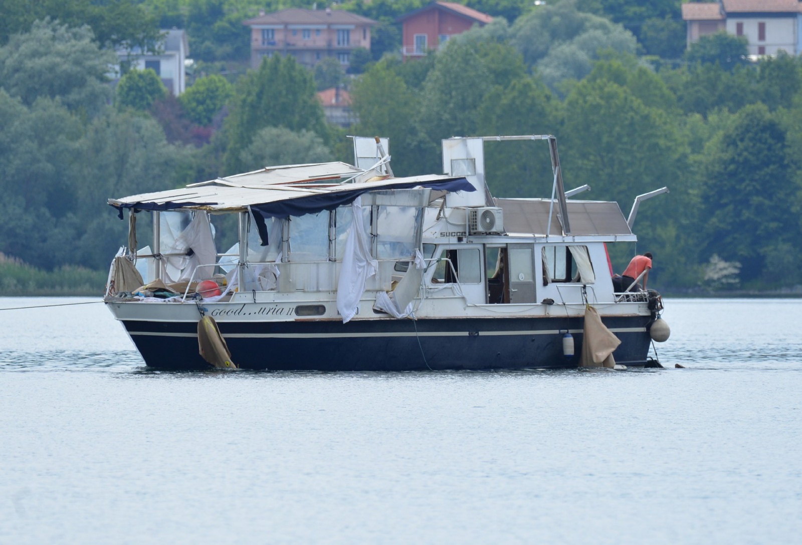 SESTO CALENDE. OPERAZIONE RECUPERO BARCA AFFONDATA IN LOCALITAÕ LISANZA NELLA FOTO LA BARCA VIENE TRAINATA VERSO IL CANTIERE PICCALUGA