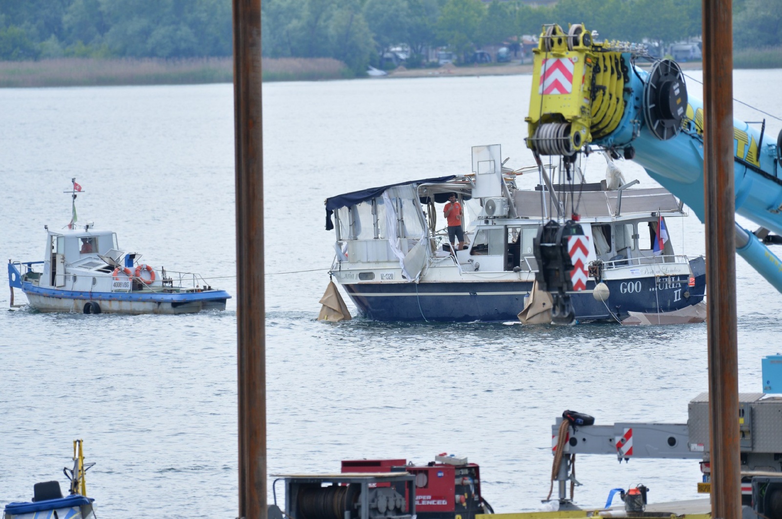 SESTO CALENDE. OPERAZIONE RECUPERO BARCA AFFONDATA IN LOCALITAÕ LISANZA NELLA FOTO LA BARCA VIENE TRAINATA VERSO IL CANTIERE PICCALUGA