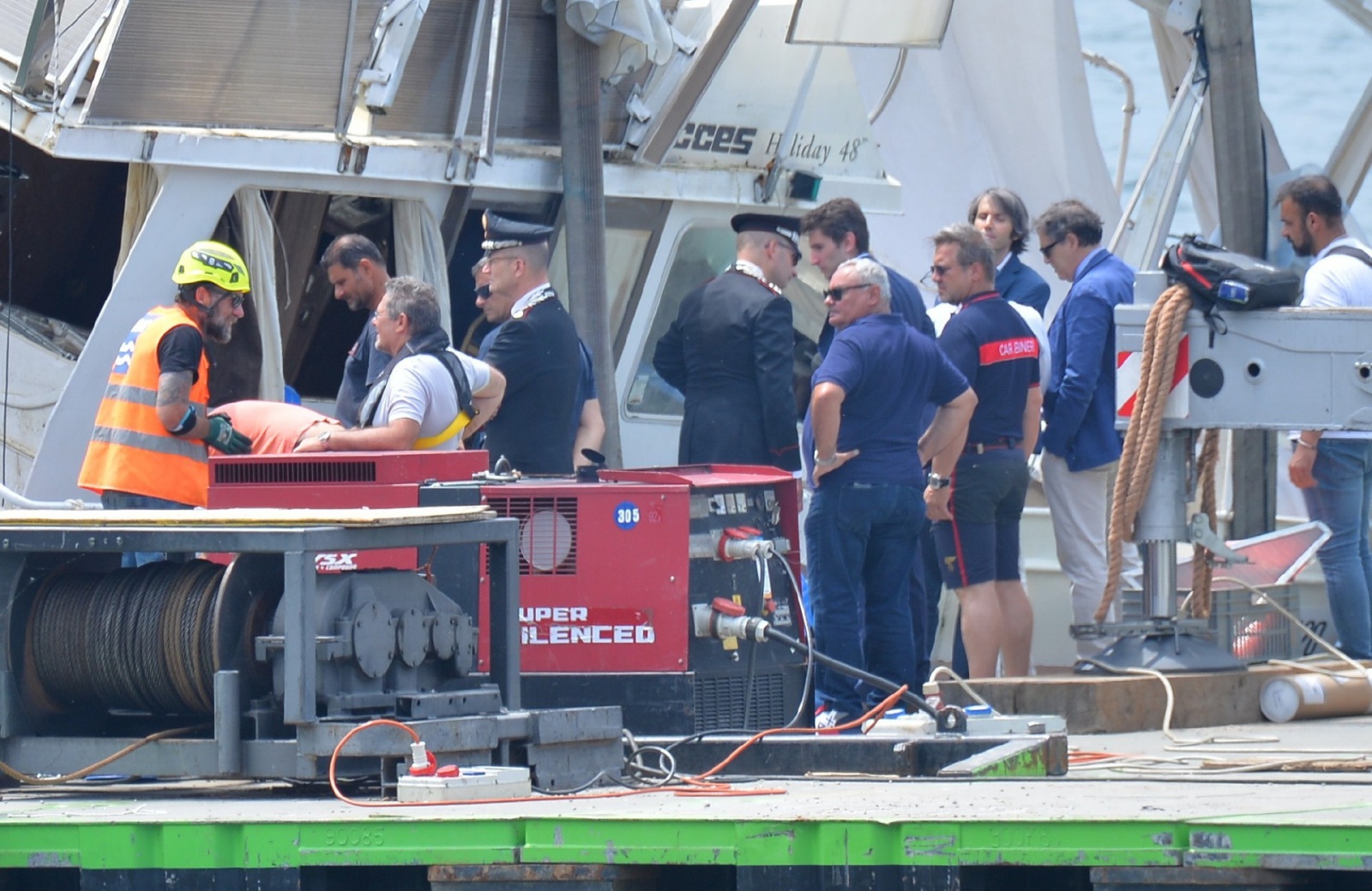 SESTO CALENDE. OPERAZIONE RECUPERO BARCA AFFONDATA IN LOCALITAÕ LISANZA NELLA FOTO SOPRALLUOGO PROCURATORE NOCERINO, COLONNELLO PIASENTIN E CAPITANO CONVERTINO