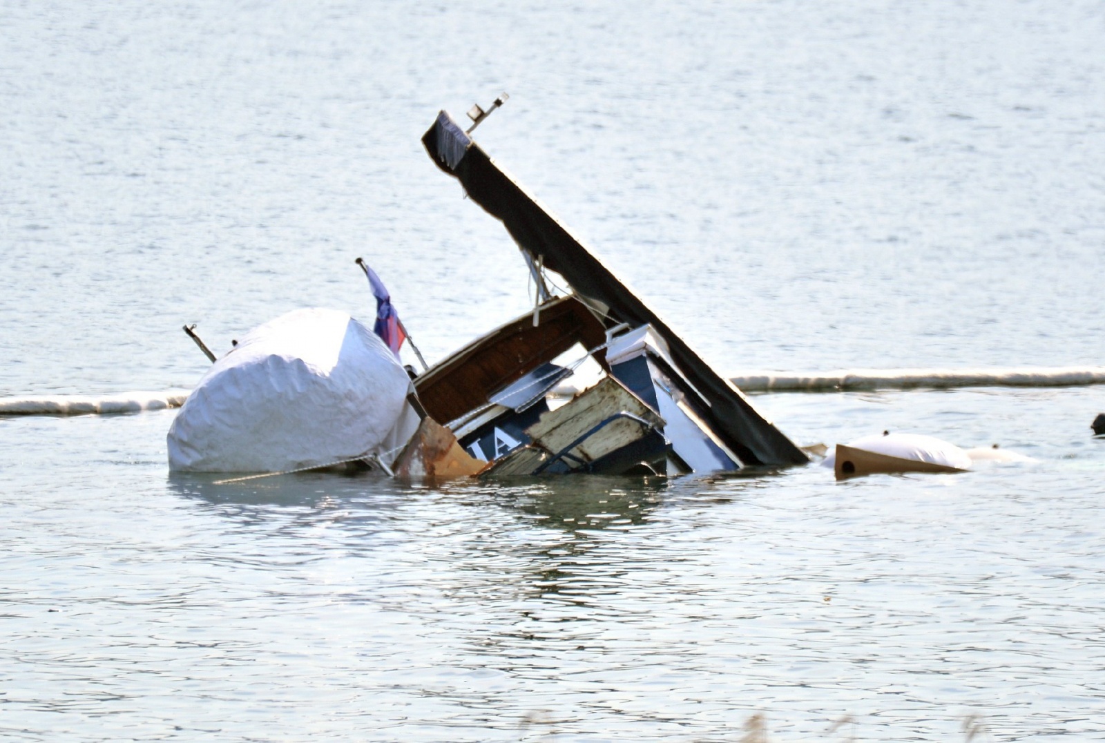 SESTO CALENDE. BARCA AFFONDATA SUL LAGO MAGGIORE IN LOCALITA’ LISANZA CON 4 VITTIME. RIPRESE OPERAZIONI RECUPERO