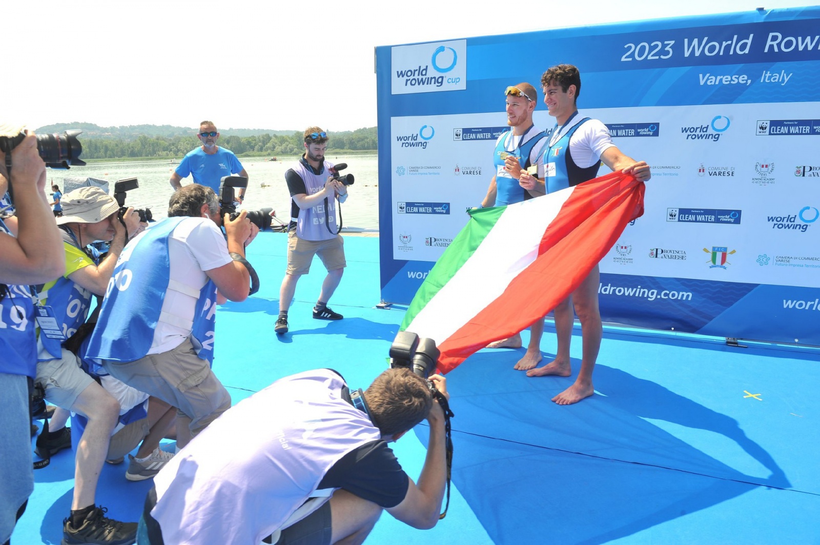 VARESE. SECONDA TAPPA COPPA DEL MONDO CANOTTAGGIO SENIOR 2023, SCHIRANNA. FINALI E PREMIAZIONI NELLA FOTO DOPPIO ASSOLUTO MASCHILE MEDAGLIA DÕORO SARTORI E RAMBALDI CON FOTOGRAFI