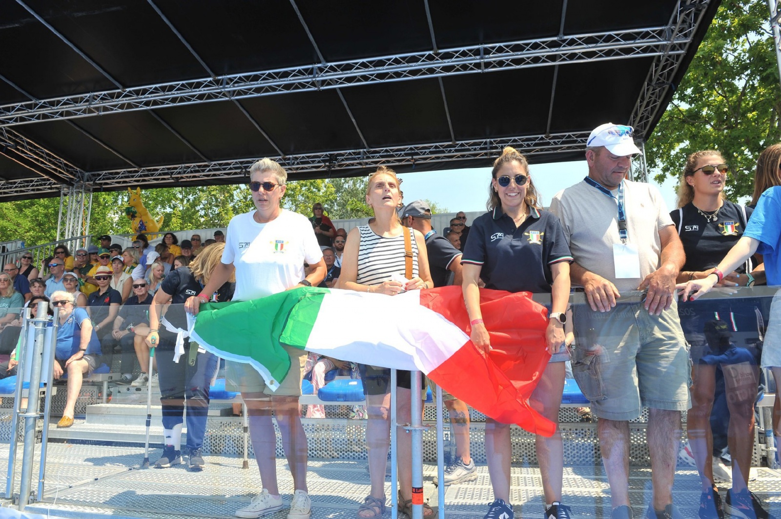 VARESE. SECONDA TAPPA COPPA DEL MONDO CANOTTAGGIO SENIOR 2023, SCHIRANNA. FINALI E PREMIAZIONI NELLA FOTO PUBBLICO ESULTANTE CON BANDIERA ITALIANA