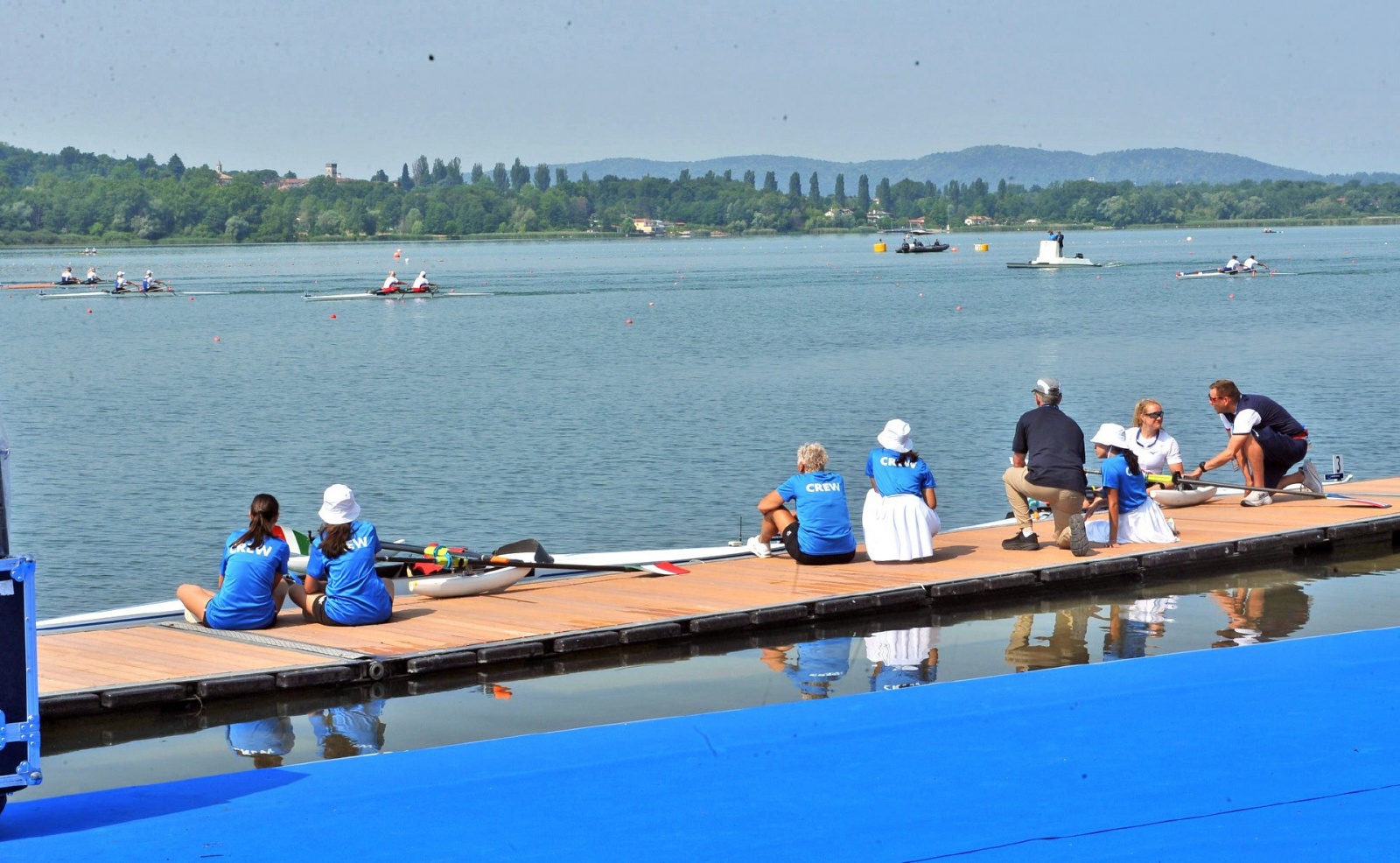 VARESE. SECONDA TAPPA COPPA DEL MONDO CANOTTAGGIO SENIOR 2023, SCHIRANNA. FINALI E PREMIAZIONI NELLA FOTO VOLONTARI PONTILE PREMIAZIONI