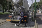 La Polizia locale sul luogo dell'incidente mortale per i rilievi, Milano, 22 giugno 2023. È deceduta in ospedale la donna di 60 anni che questa questa mattina, a Milano, è stata travolta da una betoniera mentre si trovava in bicicletta. Dai primi rilievi 