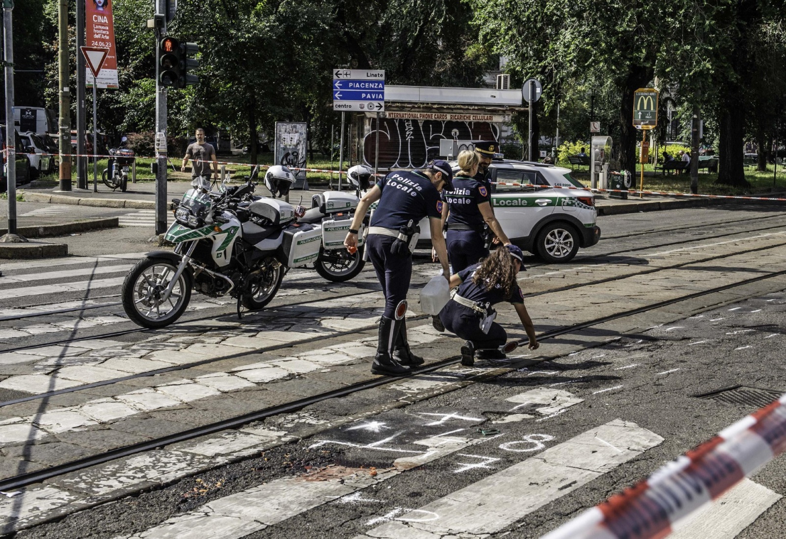 La Polizia locale sul luogo dell'incidente mortale per i rilievi, Milano, 22 giugno 2023. È deceduta in ospedale la donna di 60 anni che questa questa mattina, a Milano, è stata travolta da una betoniera mentre si trovava in bicicletta. Dai primi rilievi 
