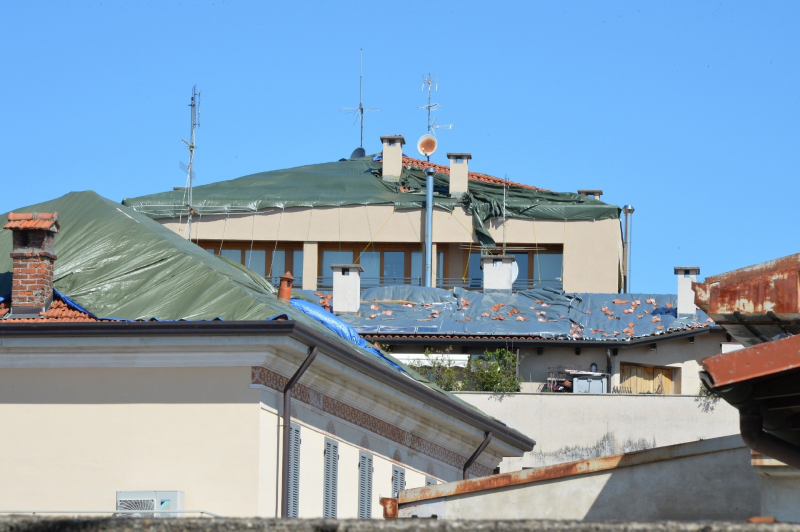 GERENZANO DANNI A TETTI EDIFICI AUTO CAUSATI DAL MALTEMPO GRANDINATA